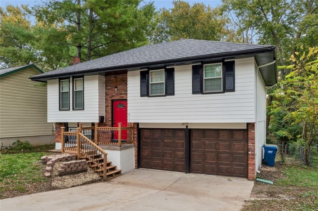 Photo 4 of 57 - 417 N Jefferson Avenue, Liberty, MO 64068