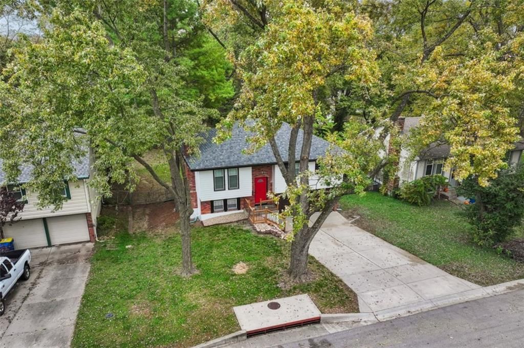Mature trees and siding exterior at 417 N Jefferson Avenue, Liberty, MO 64068