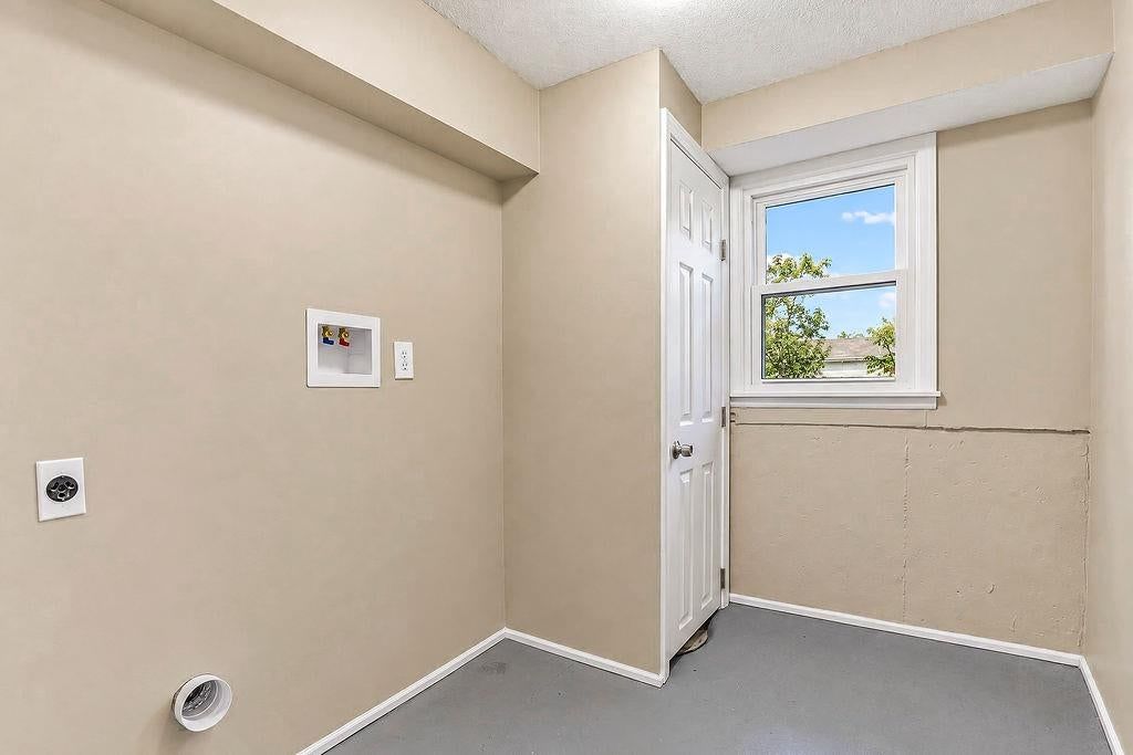 Photo 11 of 23 - 6516 Ballentine Street, Shawnee, KS 66203