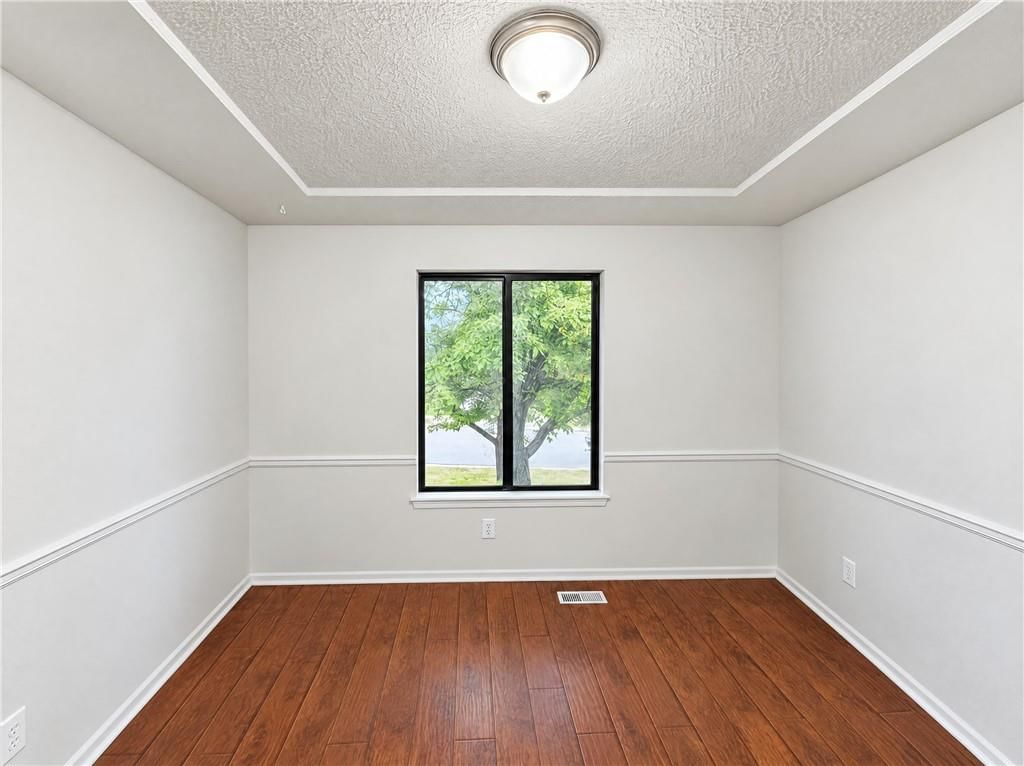Photo 4 of 16 - 14416 Saint Andrews Drive, Grandview, MO 64030