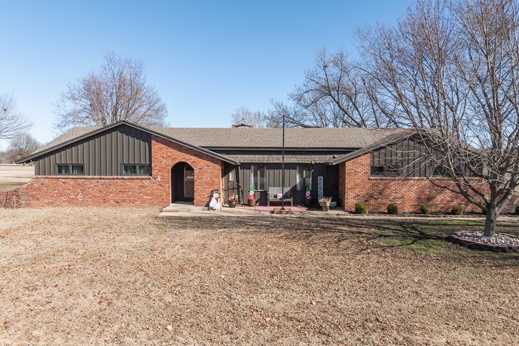 Photo 1 of 37 - 2724 Country Club Cir N/A