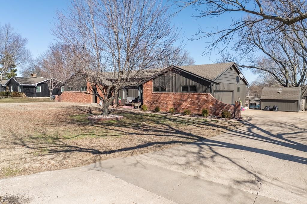 Photo 2 of 37 - 2724 Country Club Cir N/A