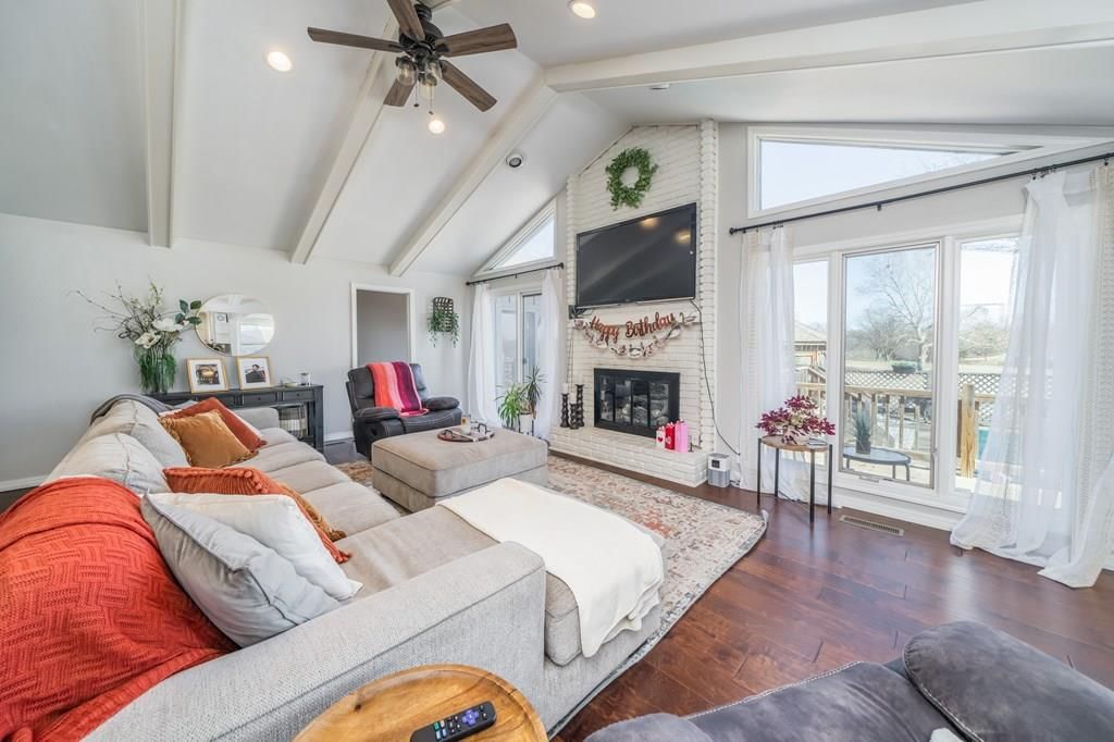 Photo 5 of 37 - 2724 Country Club Cir N/A