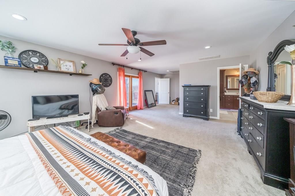 Photo 8 of 37 - 2724 Country Club Cir N/A