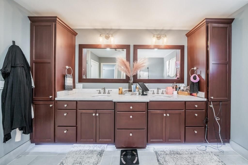 Photo 9 of 37 - 2724 Country Club Cir N/A
