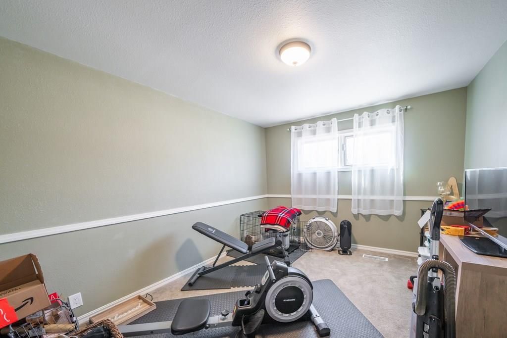 Photo 11 of 37 - 2724 Country Club Cir N/A