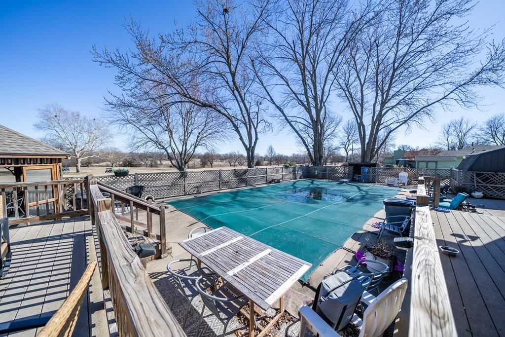 Photo 21 of 37 - 2724 Country Club Cir N/A