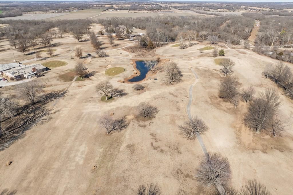 Photo 27 of 37 - 2724 Country Club Cir N/A