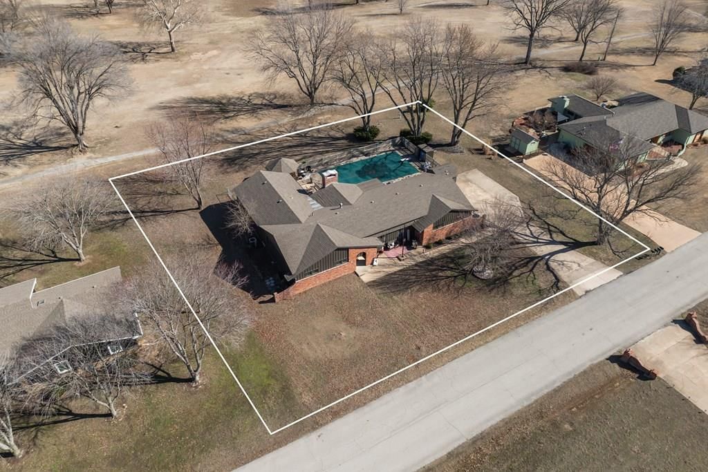 Photo 29 of 37 - 2724 Country Club Cir N/A