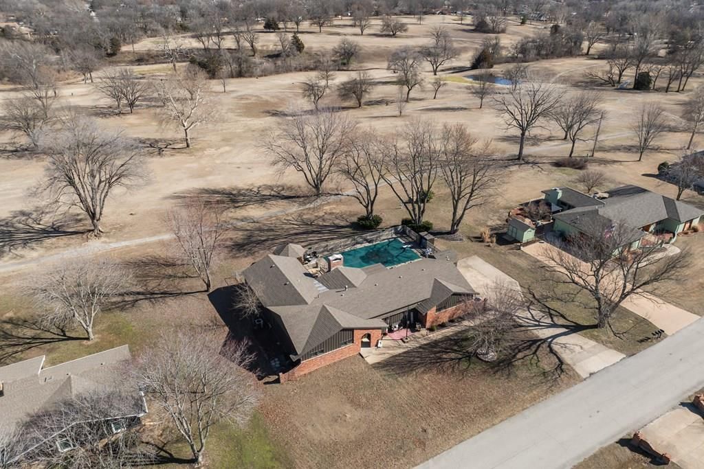 Photo 30 of 37 - 2724 Country Club Cir N/A