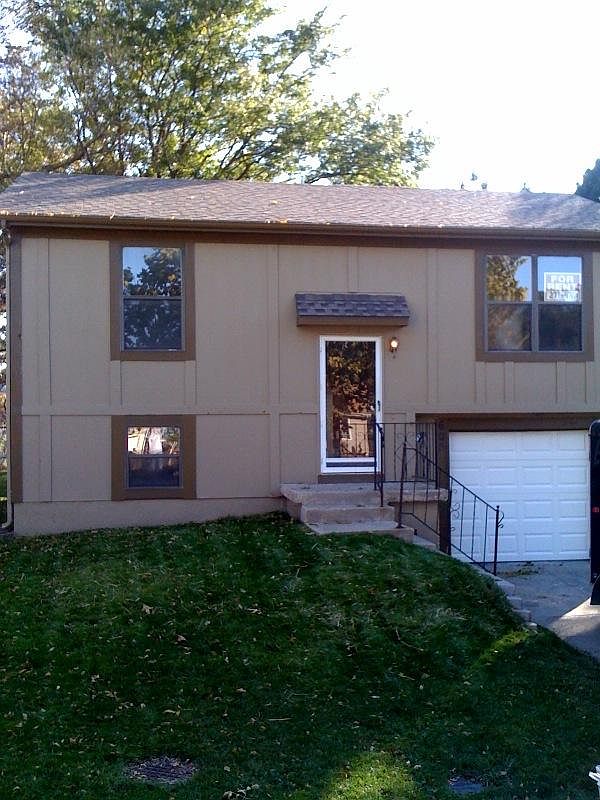 Photo 1 of 5 - 605 E Bristol Ln