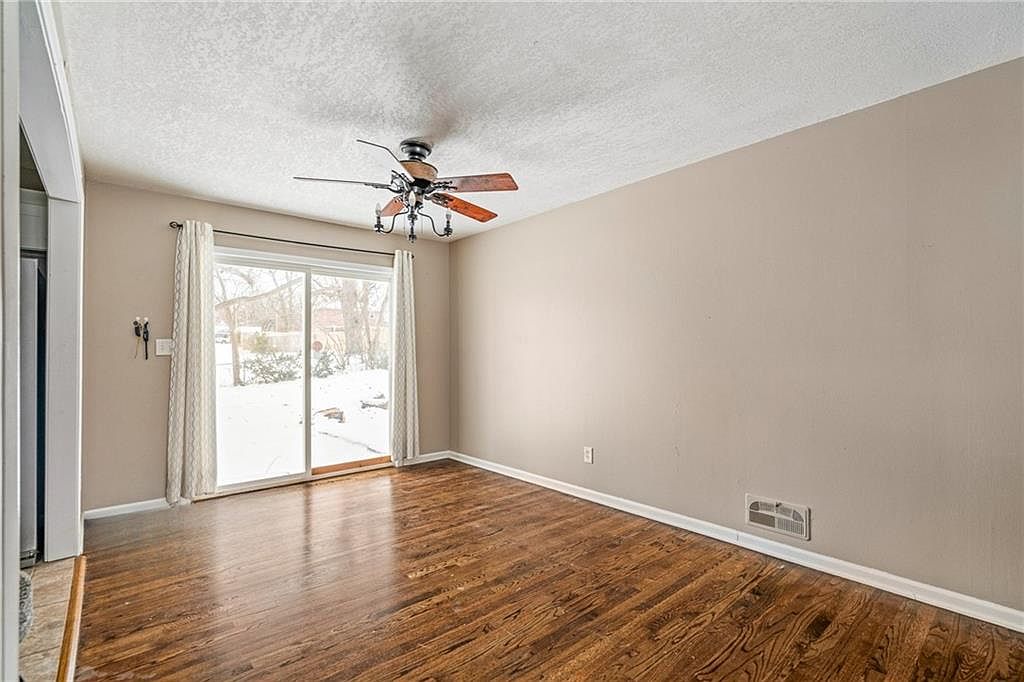 10001 Cambridge Avenue — photo 11
