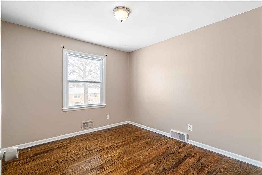 10001 Cambridge Avenue — photo 25