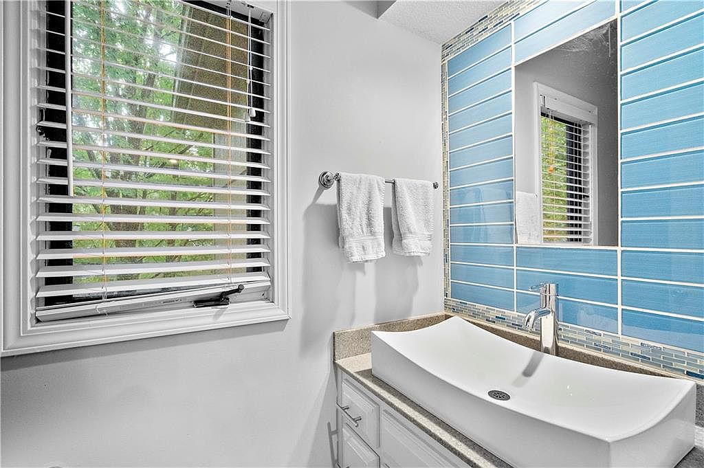 1012 NE Moss Point Road — photo 12