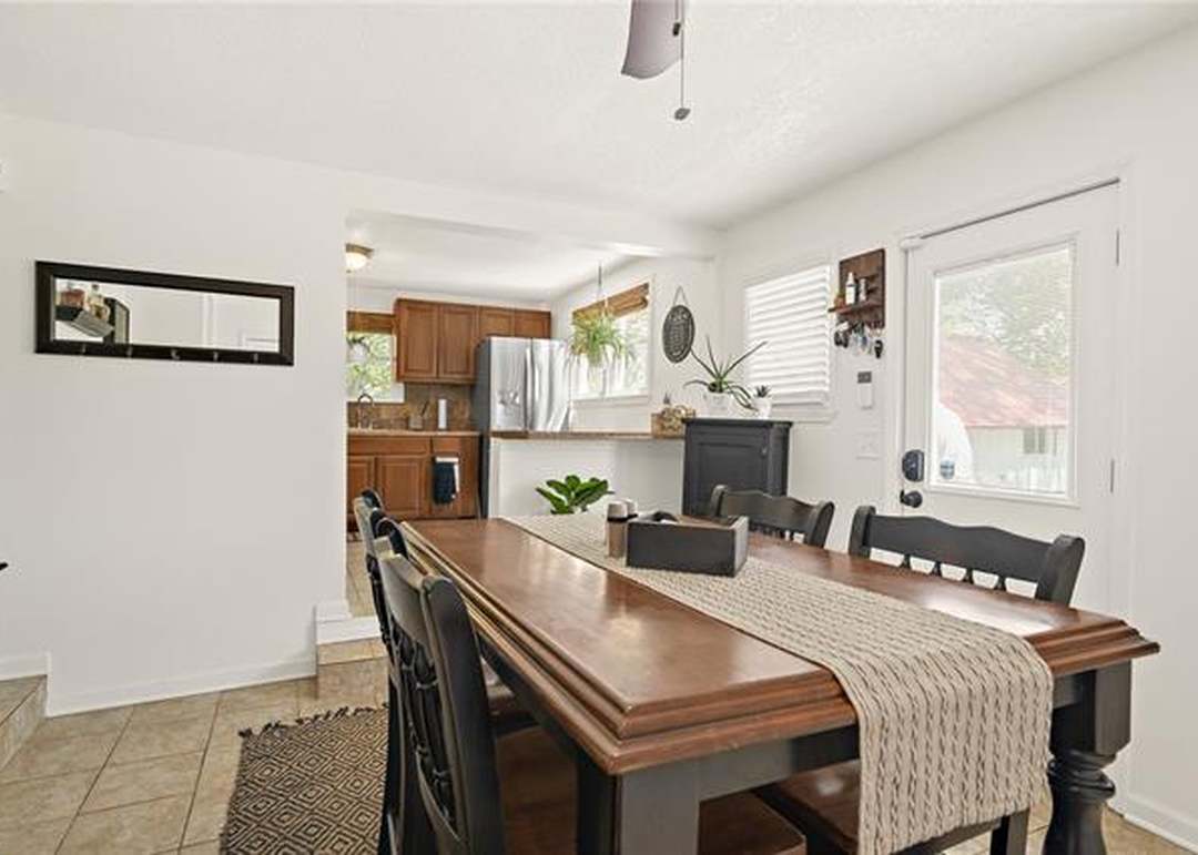 105 E Washington Street — photo 2