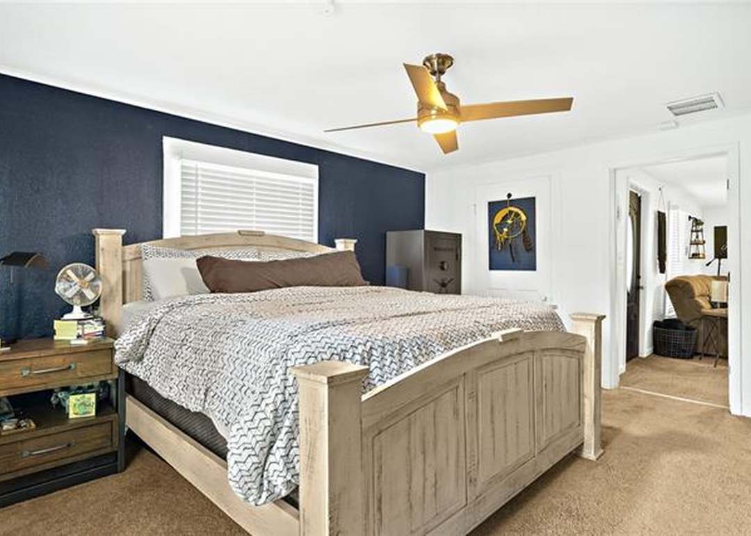 105 E Washington Street — photo 4