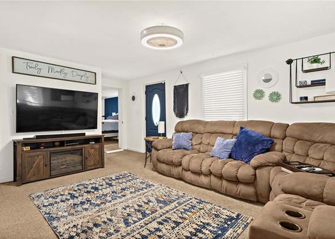 105 E Washington Street — photo 14