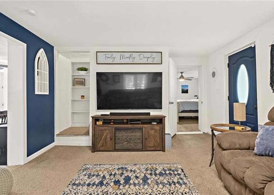 105 E Washington Street — photo 22