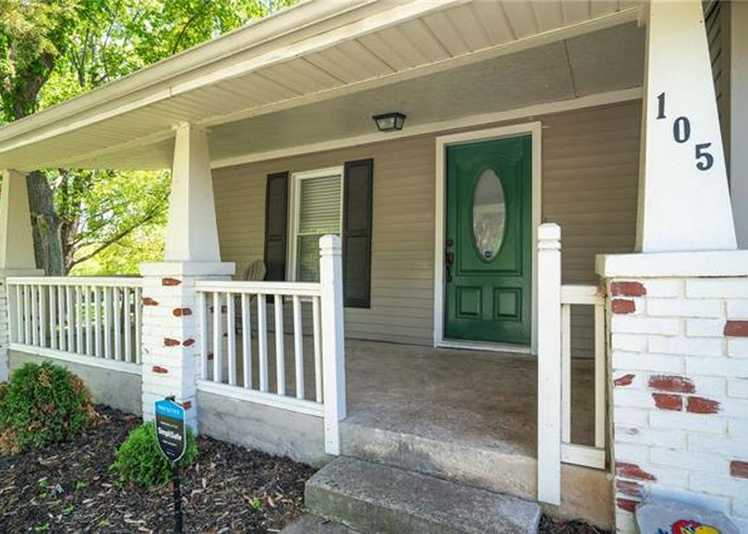 105 E Washington Street — photo 32