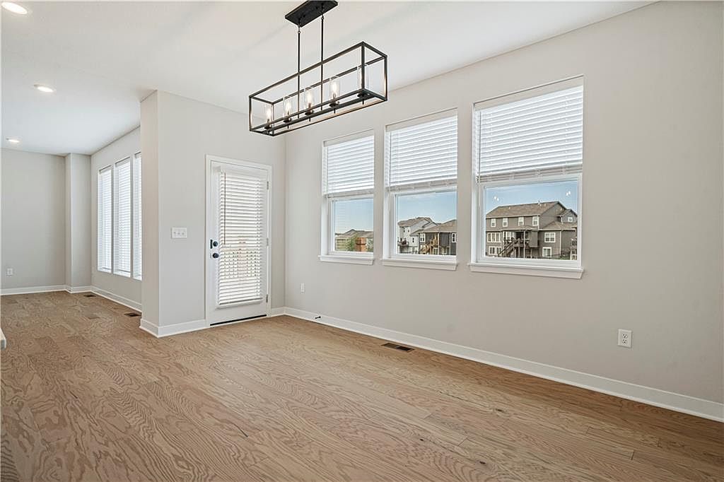10527 N Jefferson Street — photo 16
