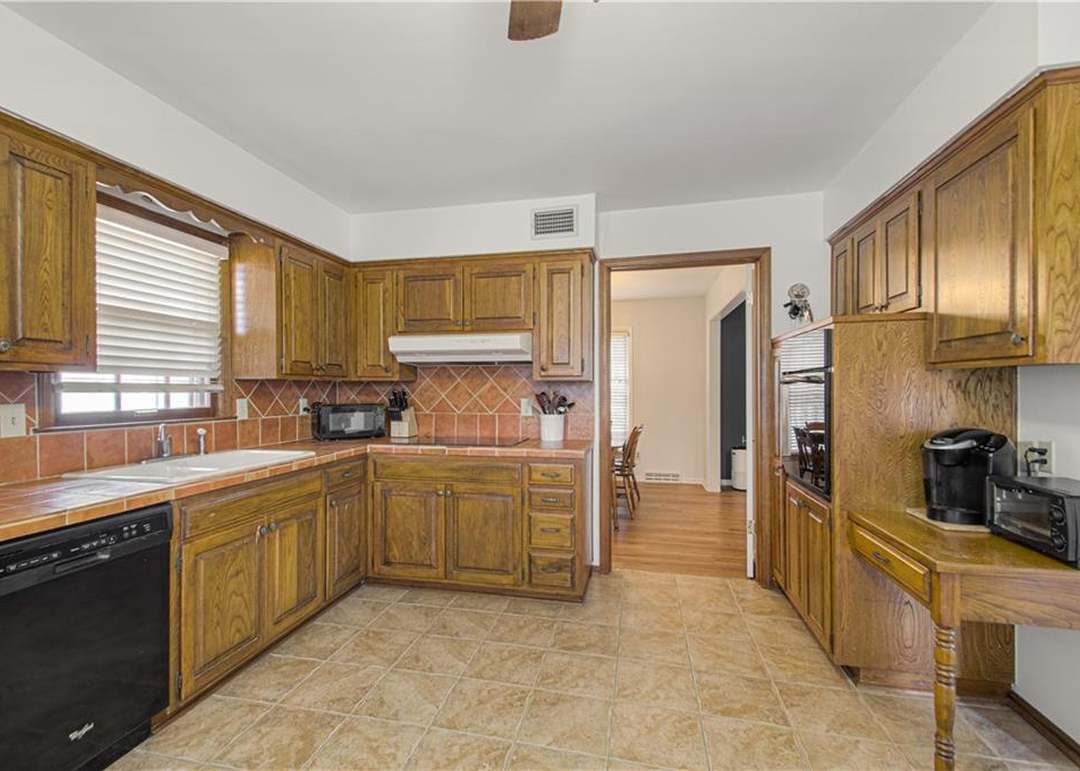 10918 Troost Avenue — photo 11