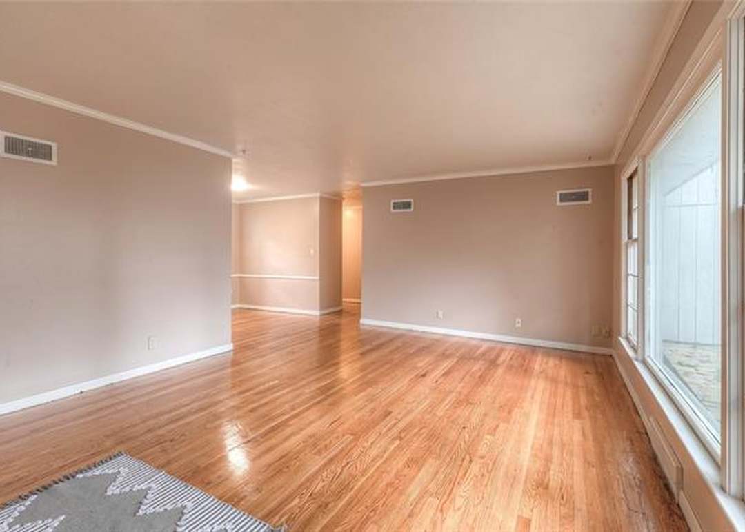 1109 E 108th Terrace — photo 6