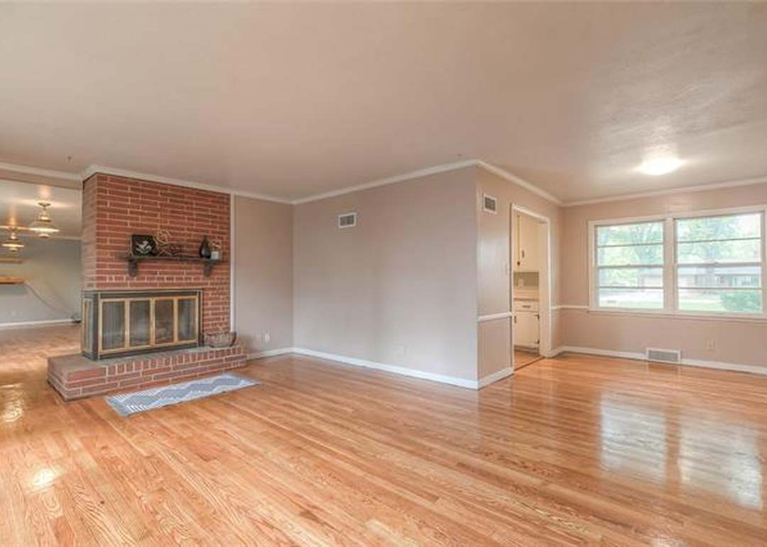 1109 E 108th Terrace — photo 8