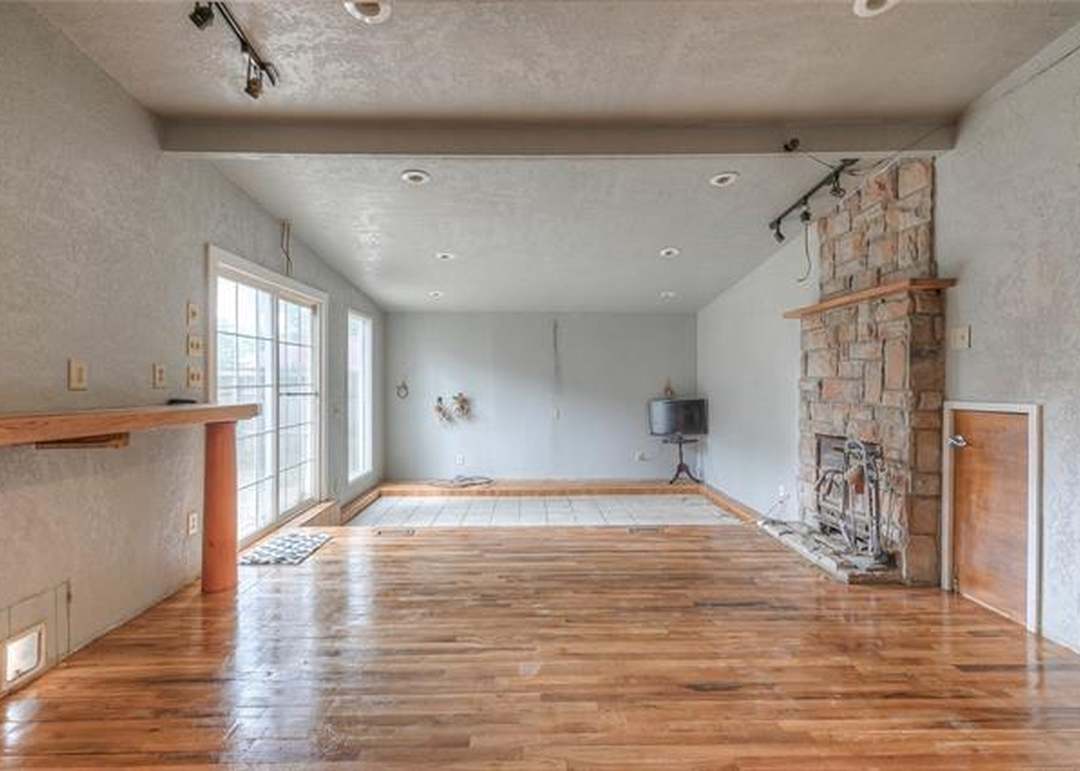 1109 E 108th Terrace — photo 15