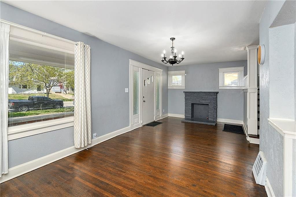111 N Van Brunt Boulevard — photo 6