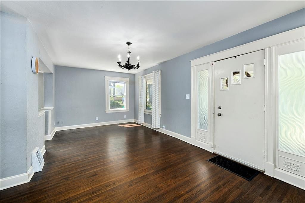 111 N Van Brunt Boulevard — photo 7