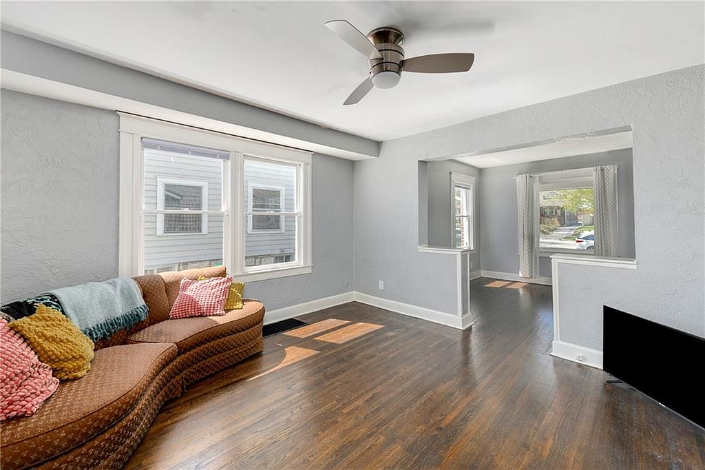111 N Van Brunt Boulevard — photo 11