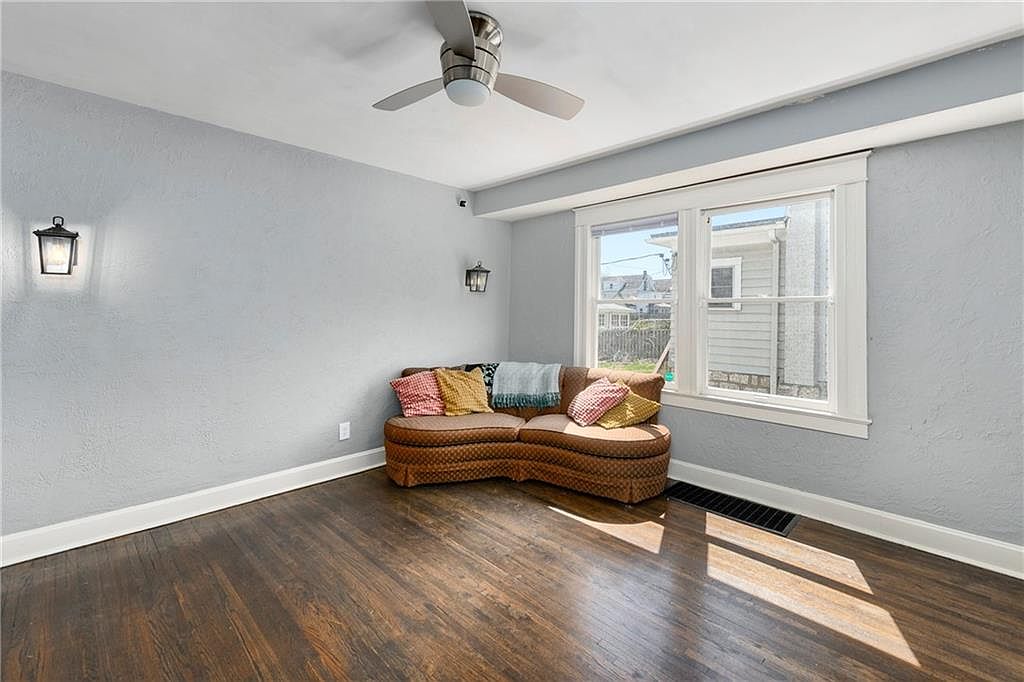 111 N Van Brunt Boulevard — photo 12
