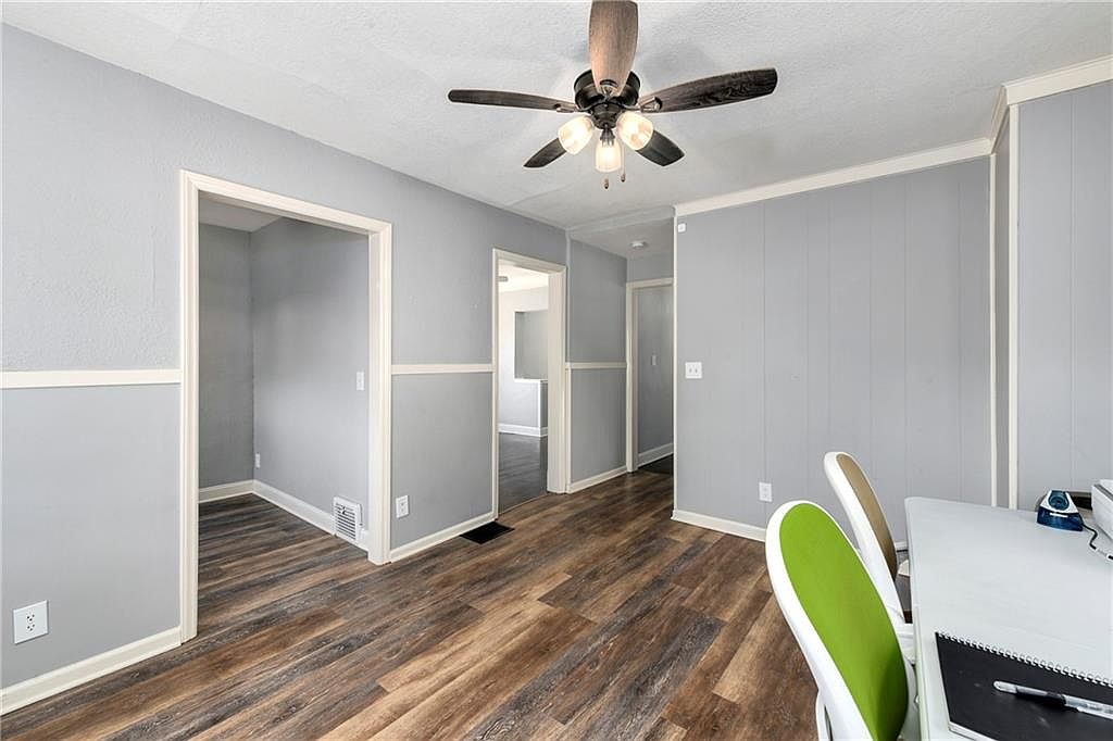 111 N Van Brunt Boulevard — photo 13