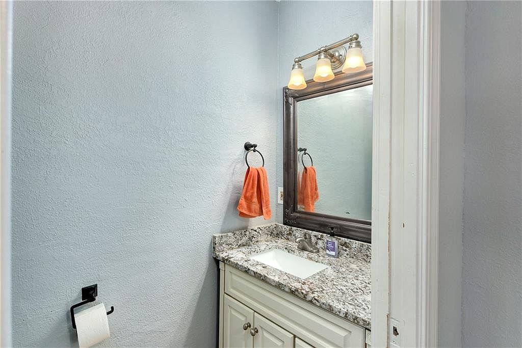 111 N Van Brunt Boulevard — photo 16