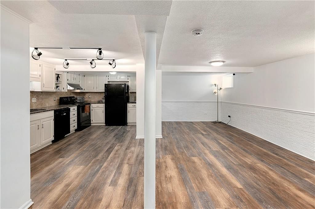 111 N Van Brunt Boulevard — photo 17