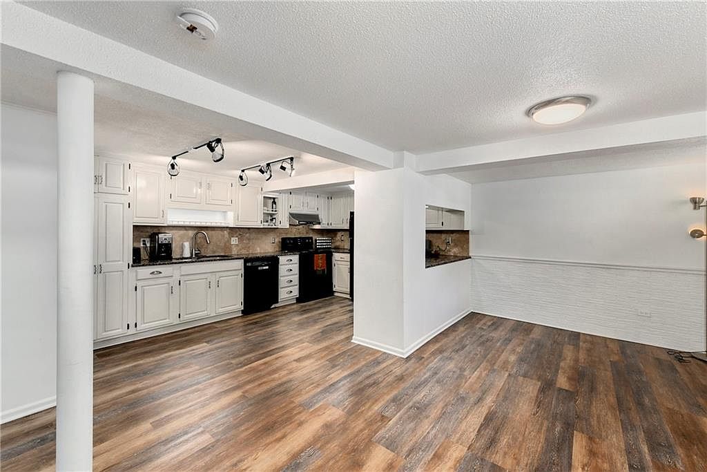 111 N Van Brunt Boulevard — photo 19