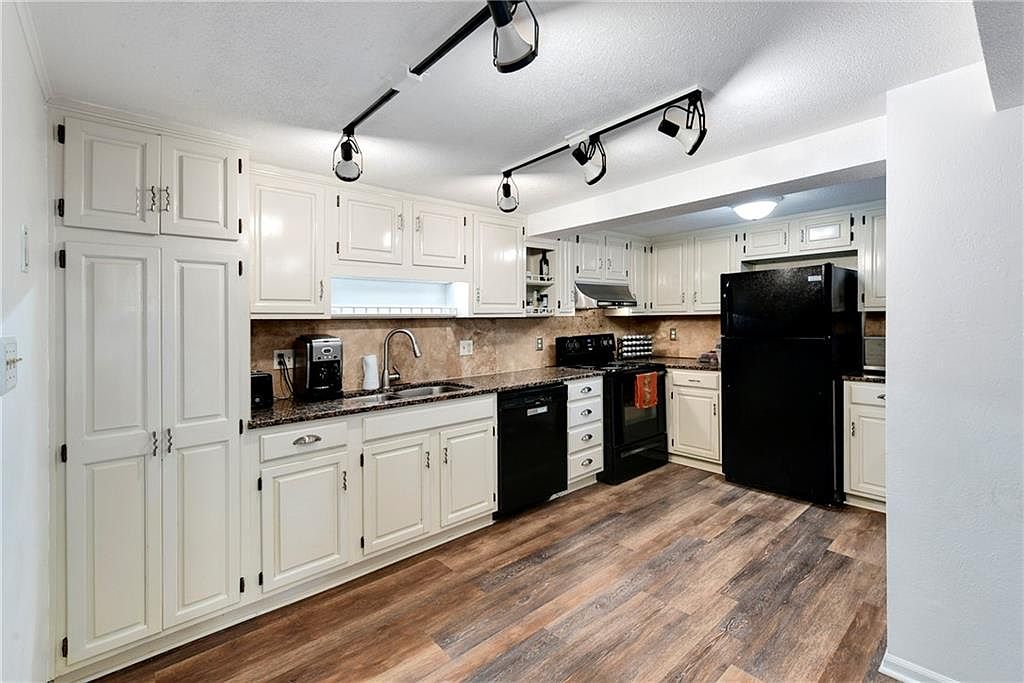 111 N Van Brunt Boulevard — photo 21