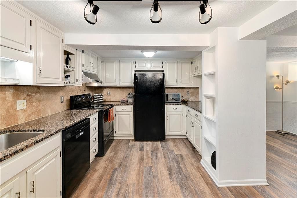 111 N Van Brunt Boulevard — photo 22