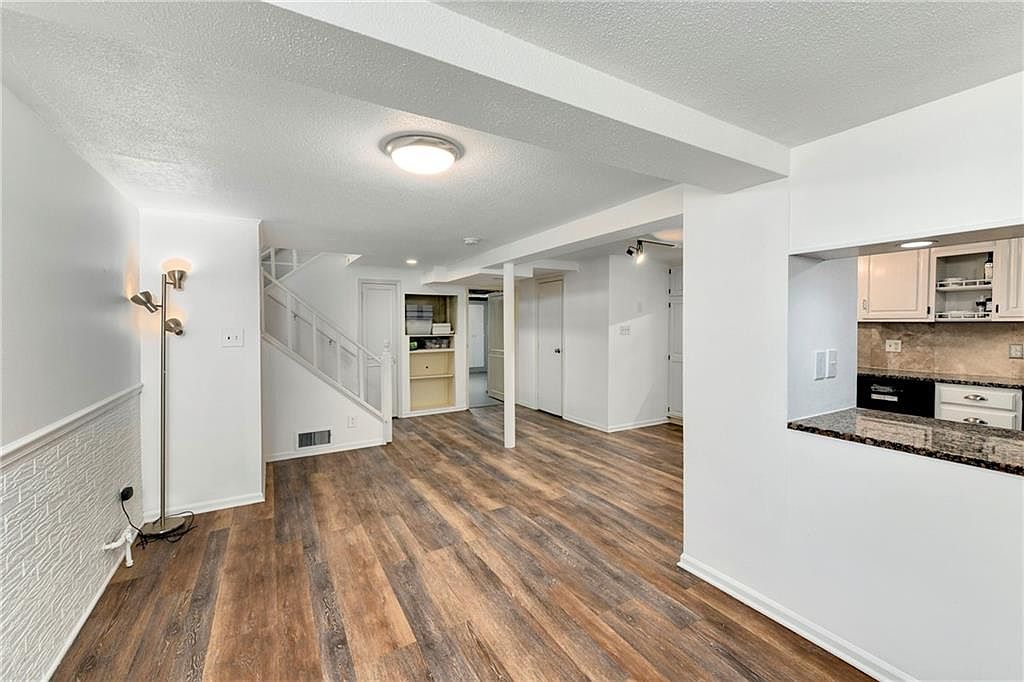 111 N Van Brunt Boulevard — photo 23