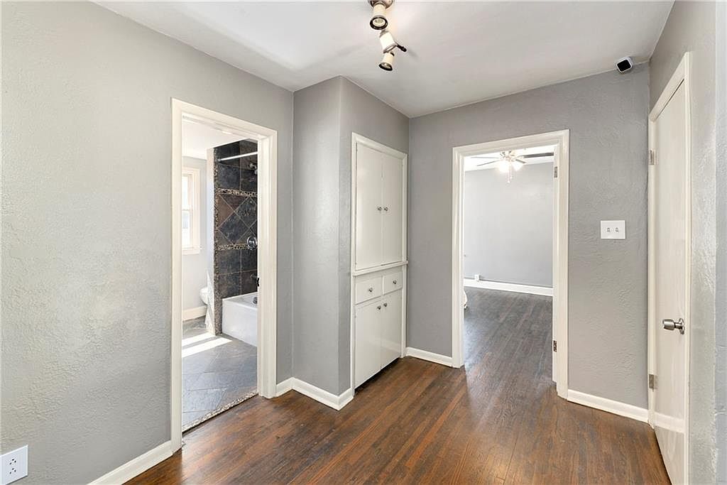 111 N Van Brunt Boulevard — photo 27