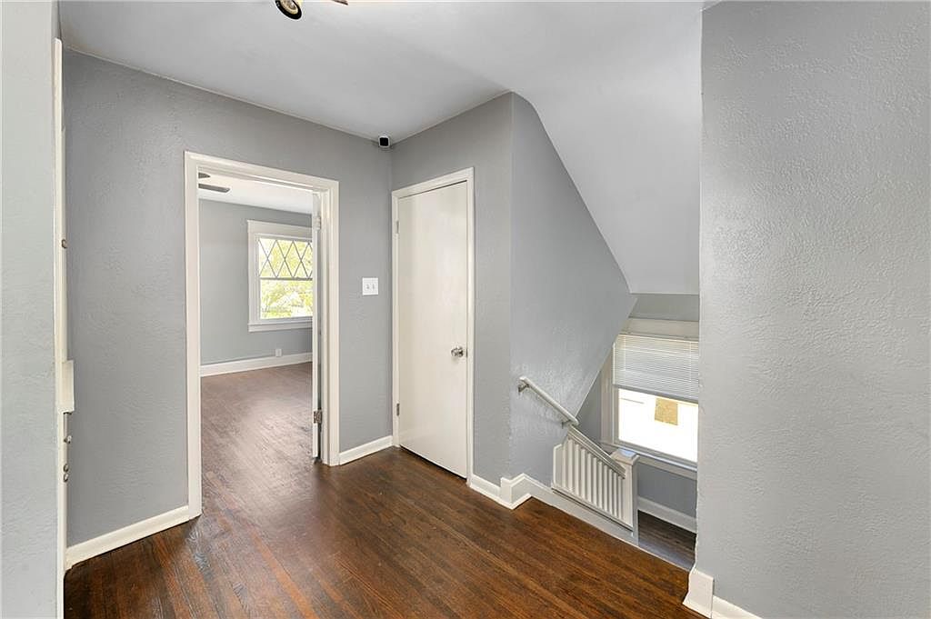 111 N Van Brunt Boulevard — photo 28