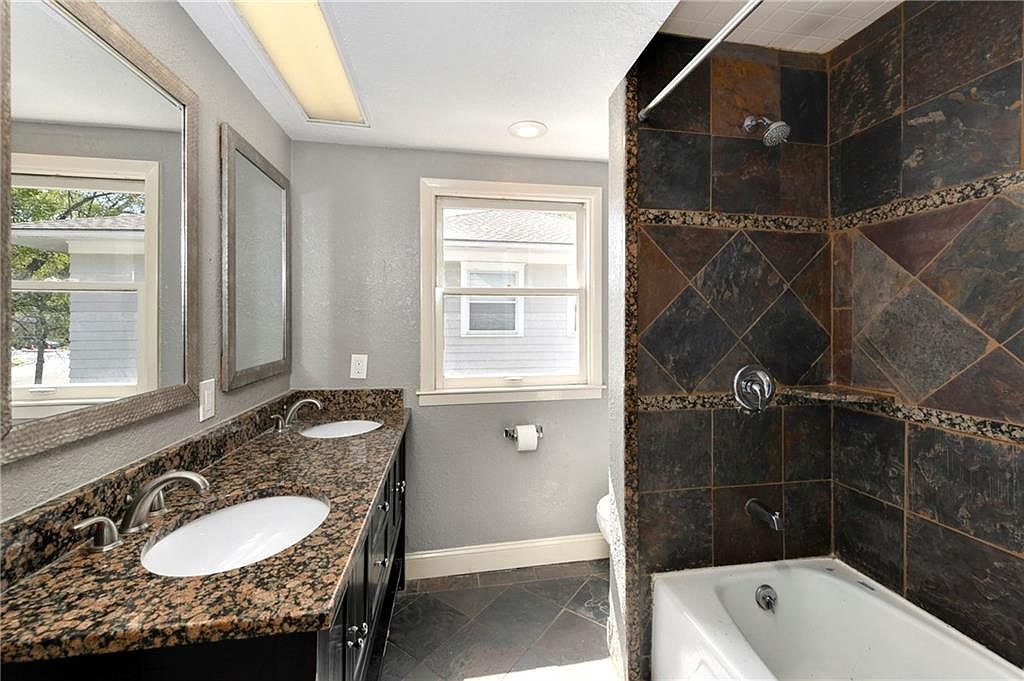 111 N Van Brunt Boulevard — photo 29