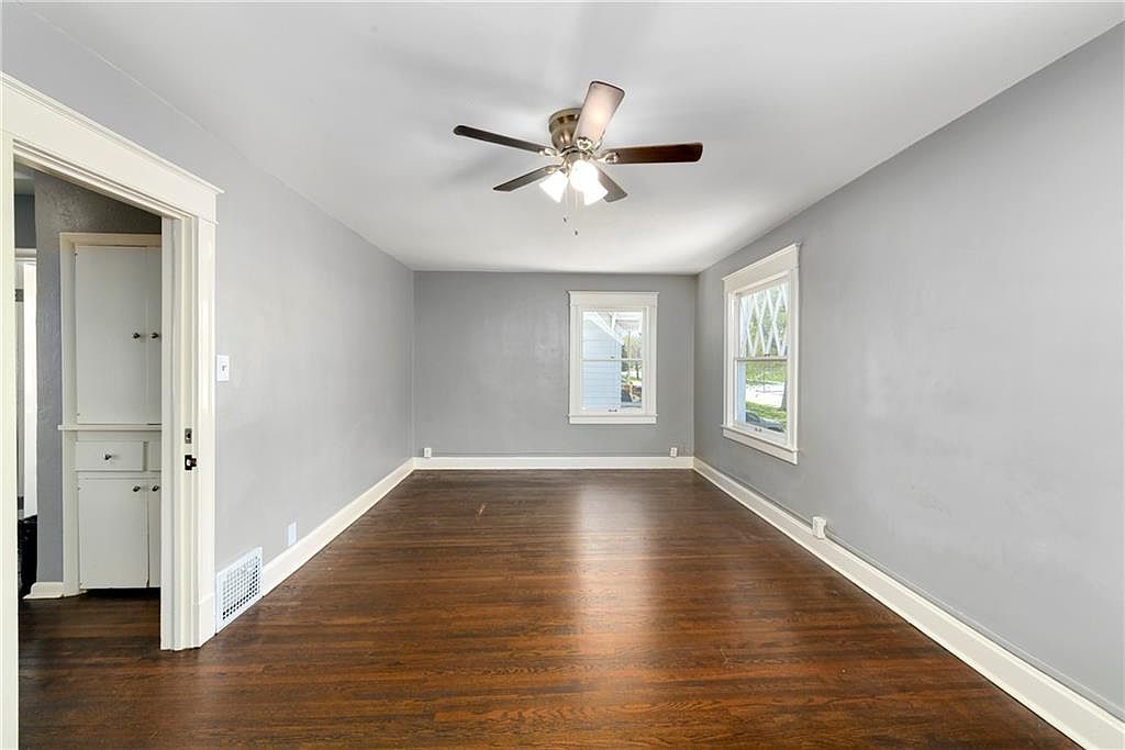 111 N Van Brunt Boulevard — photo 30