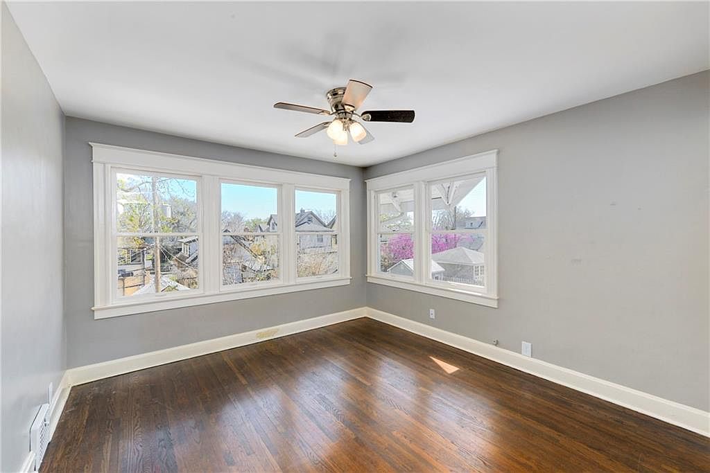 111 N Van Brunt Boulevard — photo 37