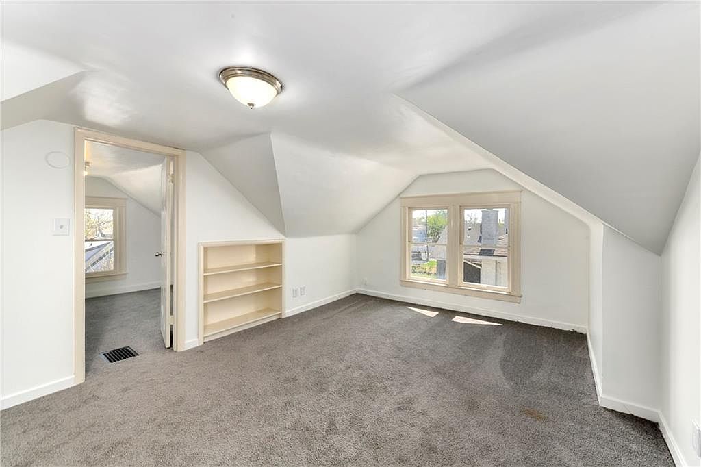 111 N Van Brunt Boulevard — photo 38