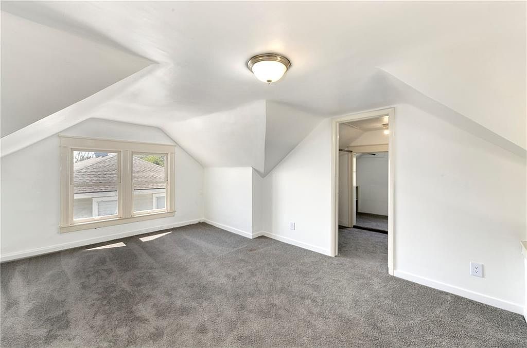 111 N Van Brunt Boulevard — photo 40