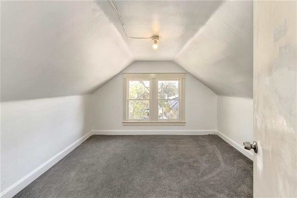 111 N Van Brunt Boulevard — photo 42