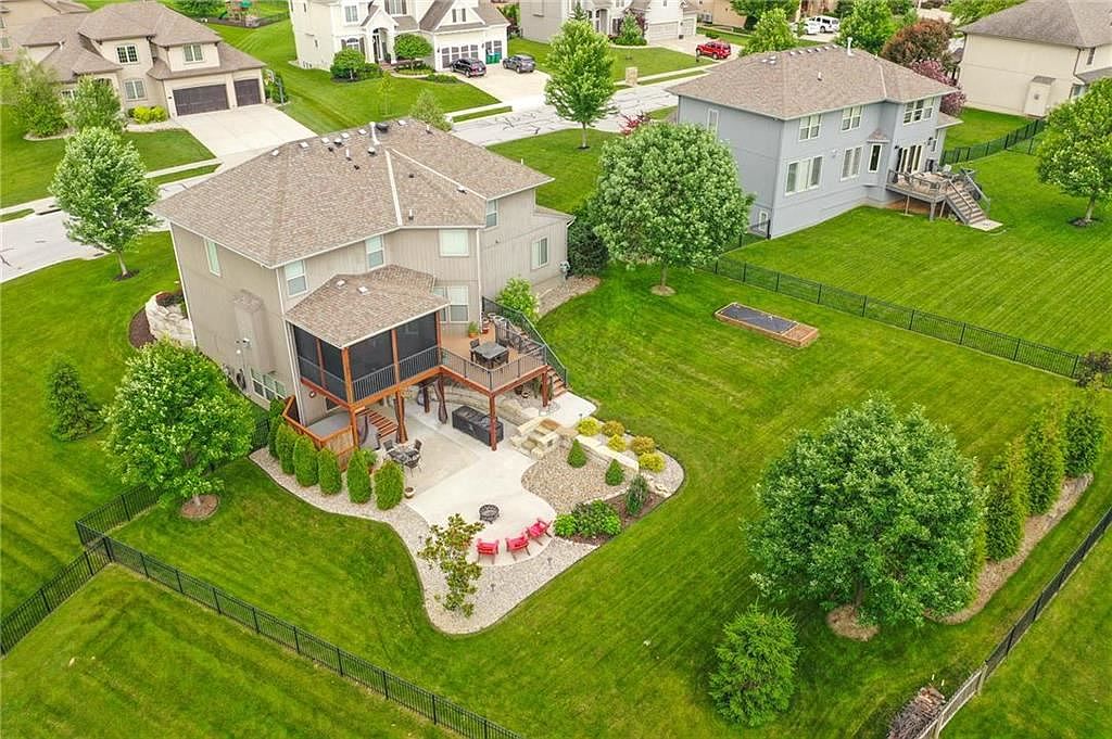 116 NW LEWIS Drive — photo 2