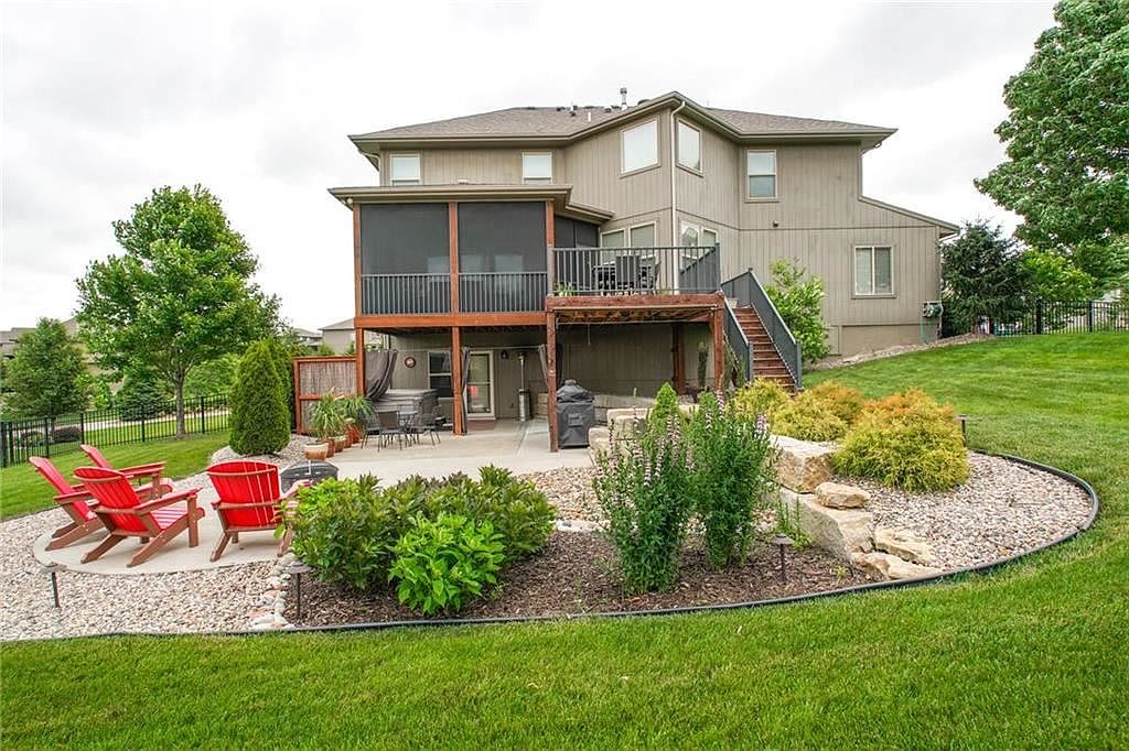 116 NW LEWIS Drive — photo 3