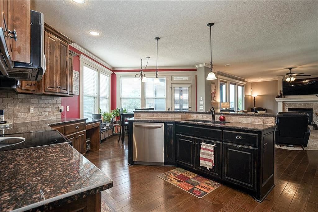 116 NW LEWIS Drive — photo 18